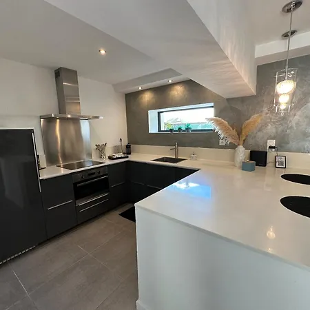 Holiday home Un Petit Coin De Provence - - Maison Contemporaine Avec Piscine Privee Chauffee, Entre Plages Et Provence, Borne 11 Kw Istres