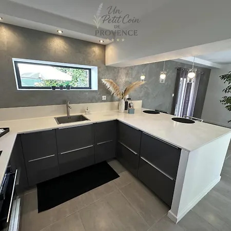 Holiday home Un Petit Coin De Provence - - Maison Contemporaine Avec Piscine Privee Chauffee, Entre Plages Et Provence, Borne 11 Kw